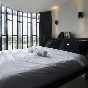 Kleine Kamer met een King Size Bed